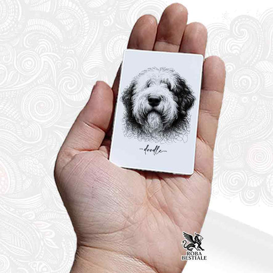 Calamita bianca stampata con un Old English Sheepdog, grafica Doodle