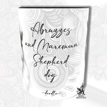 Tazza bianca con dettagli neri, stampata con un Pastore Abruzzese Maremmano, grafica Doodle