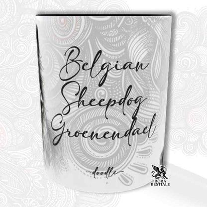 Tazza bianca con dettagli neri, stampata con un Pastore Belga Groenendael, grafica Doodle