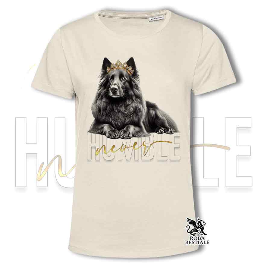 T-shirt stampata con un Pastore Belga Groenendael, colore beige con grafica Never Humble
