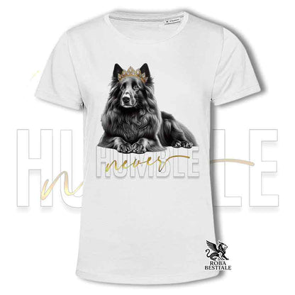 T-shirt stampata con un Pastore Belga Groenendael, colore bianco con grafica Never Humble