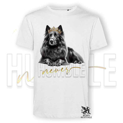 T-shirt stampata con un Pastore Belga Groenendael, colore bianco con grafica Never Humble