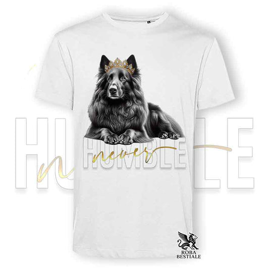 T-shirt stampata con un Pastore Belga Groenendael, colore bianco con grafica Never Humble