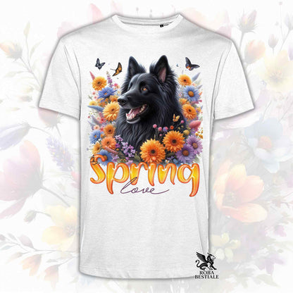 Una t-shirt bianca stampata con un Pastore Belga Groenendael immerso in fiori colorati. Collezione Spring Love di Roba Bestiale