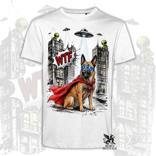 T-shirt bianca stampata con un Pastore Belga Malinois con espressione sorpresa, vestito da Super Eroe. Grafica originale Roba Bestiale, collezione Hero