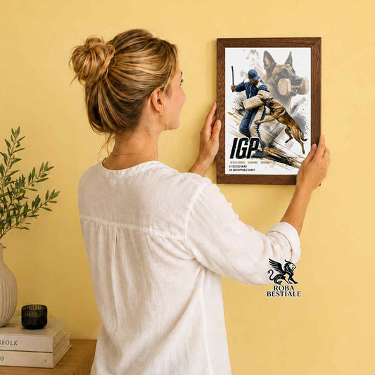 Stampa con cornice in legno con un Pastore Belga Malinois che pratica IGP. Grafica Zero Distance, originale Roba Bestiale