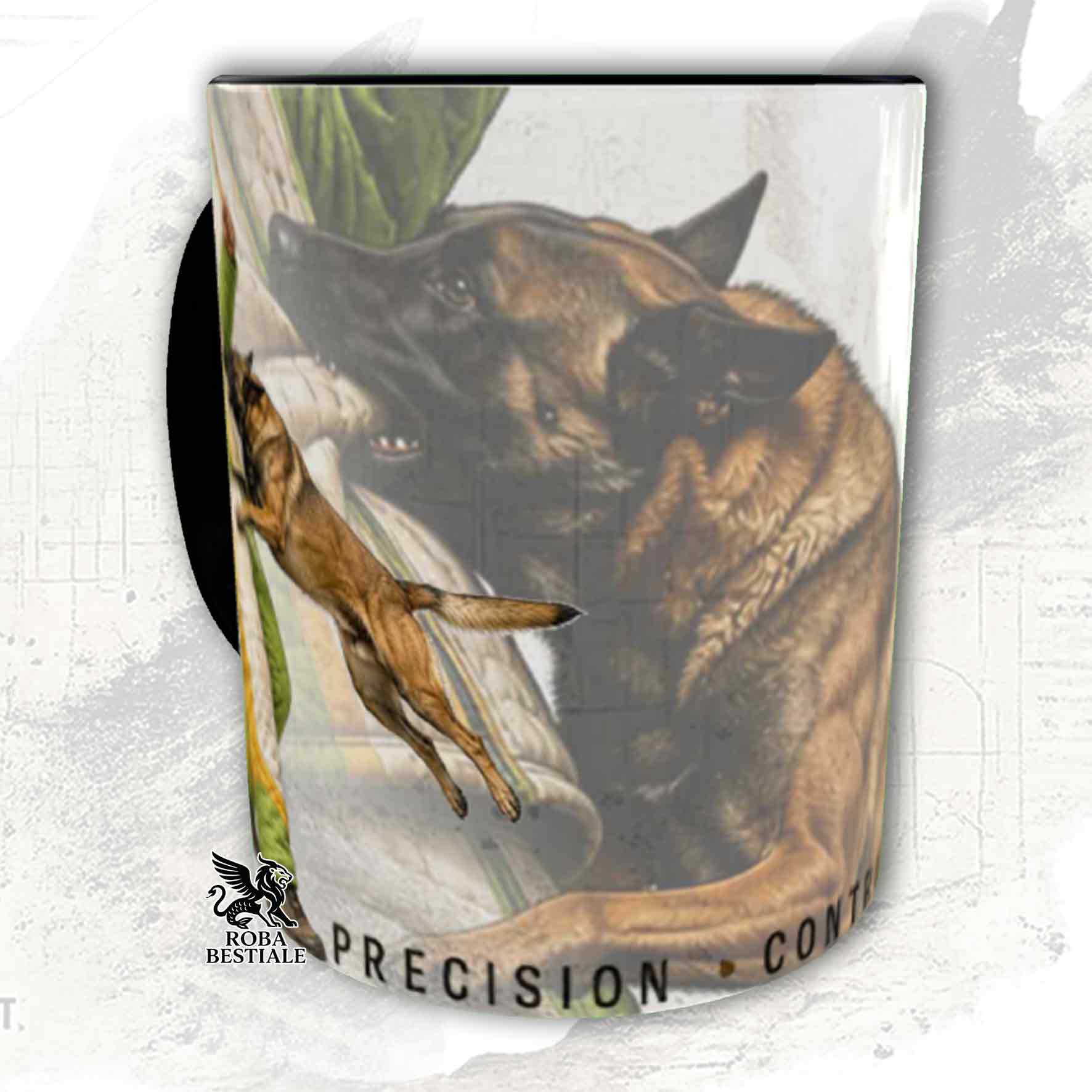 Tazza bianca con dettagli neri stampata una grafica originale di Roba Bestiale con un Pastore Belga Malinois che fa Mondioring