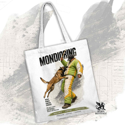 Borsa Tote bianca con stampata una grafica originale di Roba Bestiale con un Pastore Belga Malinois che fa Mondioring