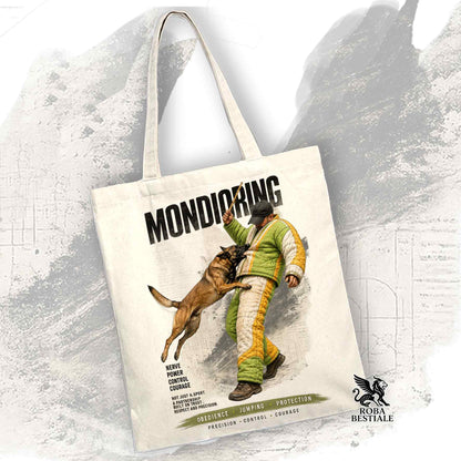 Borsa Tote beige con stampata una grafica originale di Roba Bestiale con un Pastore Belga Malinois che fa Mondioring