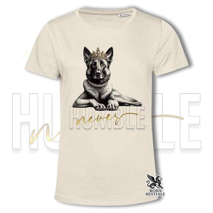 T-shirt stampata con un Pastore Belga Malinois, colore beige con grafica Never Humble