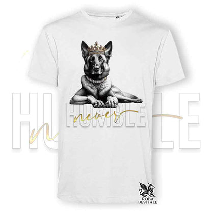 T-shirt stampata con un Pastore Belga Malinois, colore bianco con grafica Never Humble