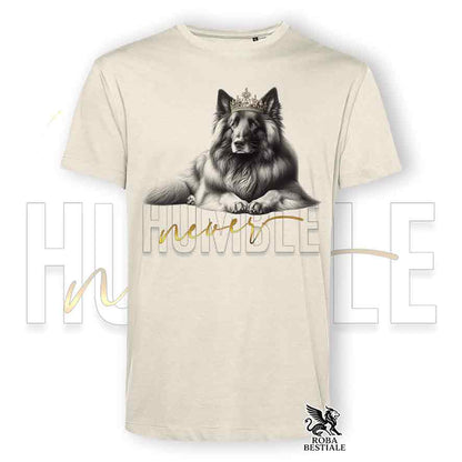 T-shirt stampata con un Pastore Belga Tervueren, colore beige con grafica Never Humble