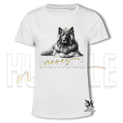 T-shirt stampata con un Pastore Belga Tervueren, colore bianco con grafica Never Humble