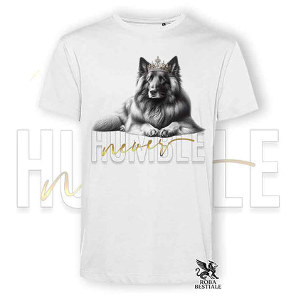 T-shirt stampata con un Pastore Belga Tervueren, colore bianco con grafica Never Humble