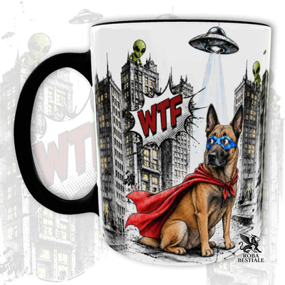 Tazza nera stampata con un Pastore Belga Malinois con espressione sorpresa, vestito da Super Eroe. Grafica originale Roba Bestiale, collezione Hero