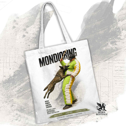 Borsa Tote bianca con stampata una grafica originale di Roba Bestiale con un Pastore Olandese a pelo corto che fa Mondioring