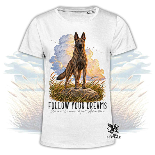 Maglietta bianca con stampa pastore olandese e scritta “Follow Your Dreams”.