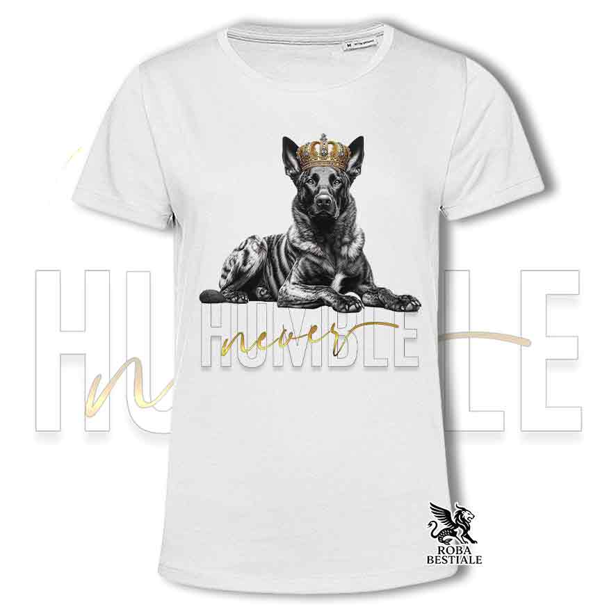 T-shirt stampata con un Pastore Olandes a pelo corto, colore bianco con grafica Never Humble