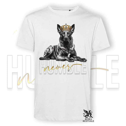 T-shirt stampata con un Pastore Olandes a pelo corto, colore bianco con grafica Never Humble