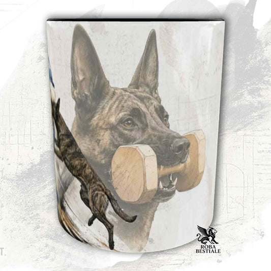 Tazza bianca con dettagli neri stampata una grafica originale di Roba Bestiale con un Pastore Olandese che fa IGP