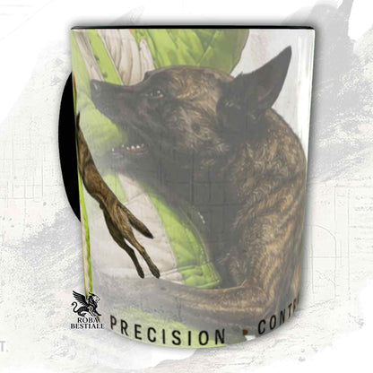 Tazza bianca con dettagli neri stampata una grafica originale di Roba Bestiale con un Pastore Olandese a pelo corto che fa Mondioring