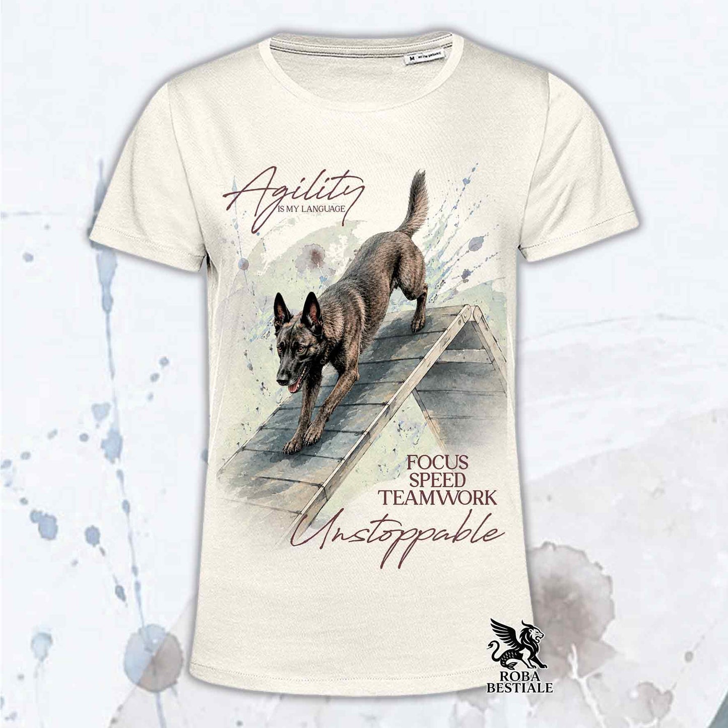 T-shirt beige stampata con un Pastore Olandese che fa Agility. Grafica originale Roba Bestiale, collezione A-Frame