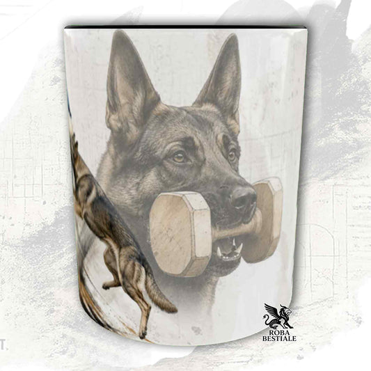Tazza bianca con dettagli neri stampata una grafica originale di Roba Bestiale con un Pastore Tedesco da lavoro "Grigione" che fa IGP
