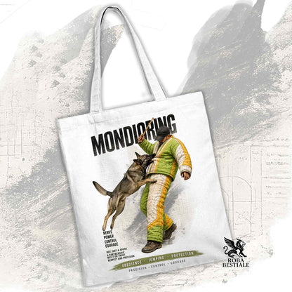 Borsa Tote bianca con stampata una grafica originale di Roba Bestiale con un Pastore Tedesco da lavoro che fa Mondioring