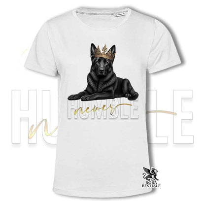 T-shirt stampata con un Pastore Tedesco a pelo corto, colore bianco con grafica Never Humble