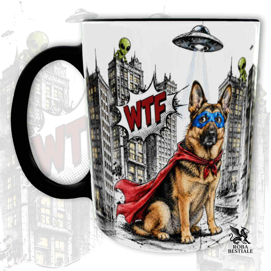Tazza nera stampata con un Pastore Tedesco a pelo corto con espressione sorpresa, vestito da Super Eroe. Grafica originale Roba Bestiale, collezione Hero