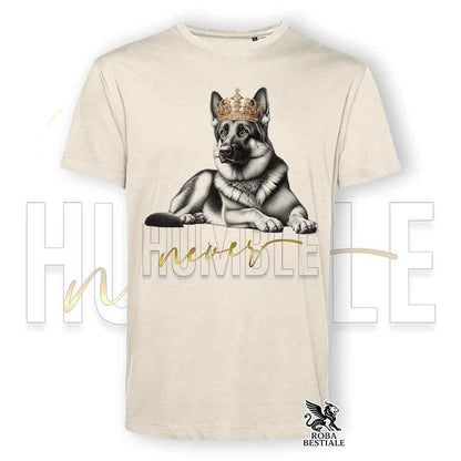 T-shirt stampata con un Pastore Tedesco a pelo corto, colore beige con grafica Never Humble