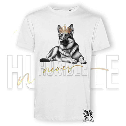 T-shirt stampata con un Pastore Tedesco a pelo corto, colore bianco con grafica Never Humble