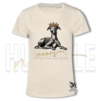 T-shirt stampata con un Piccolo Levriero Italiano, colore beige con grafica Never Humble