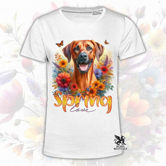 Una t-shirt bianca stampata con un Rhodesian Ridgeback immerso in fiori colorati. Collezione Spring Love di Roba Bestiale