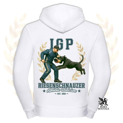 Una felpa con cappuccio e zip stampata con un Riesenschnauzer che fa IGP. Grafica originale Roba Bestiale