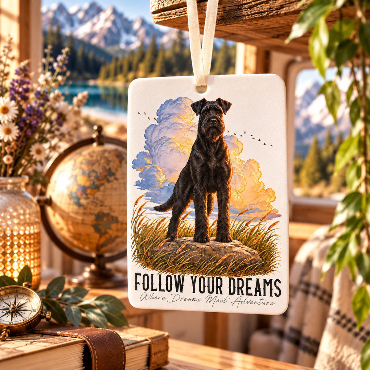 Profumatore per ambienti appeso con cane nero e scritta Follow Your Dreams