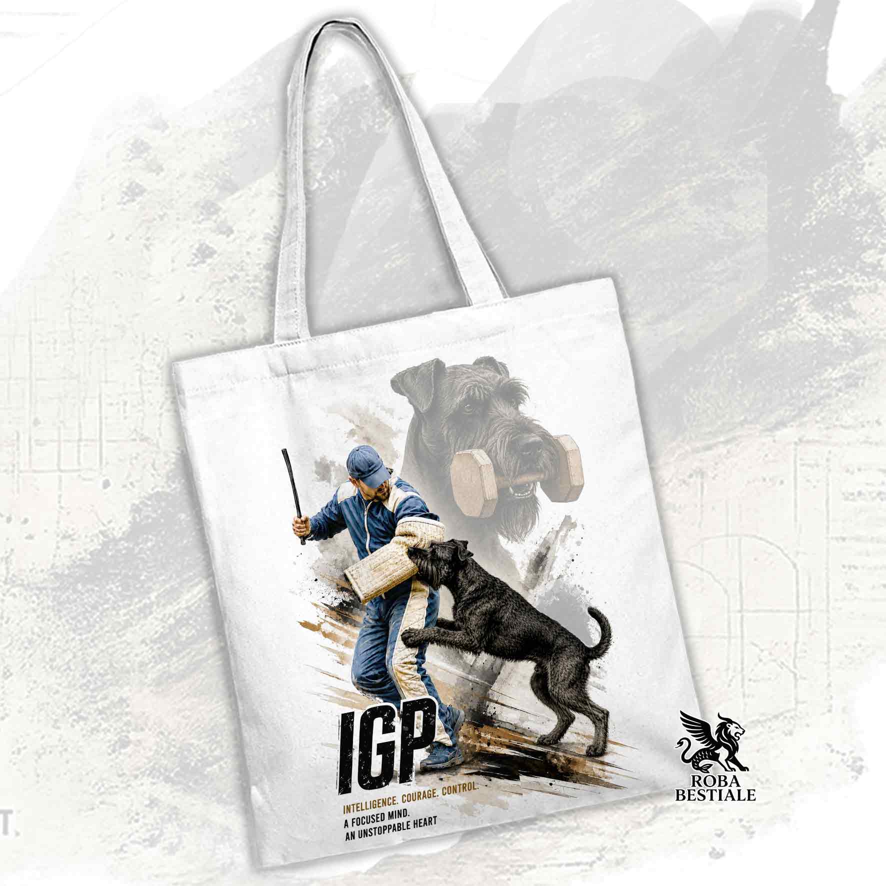 Borsa Tote bianca con stampata una grafica originale di Roba Bestiale con un Riesenschnauzer che fa IGP