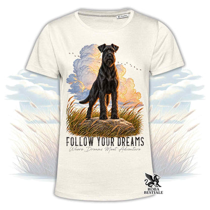 T-shirt beige con stampa di cane nero su prato e scritta Follow Your Dreams