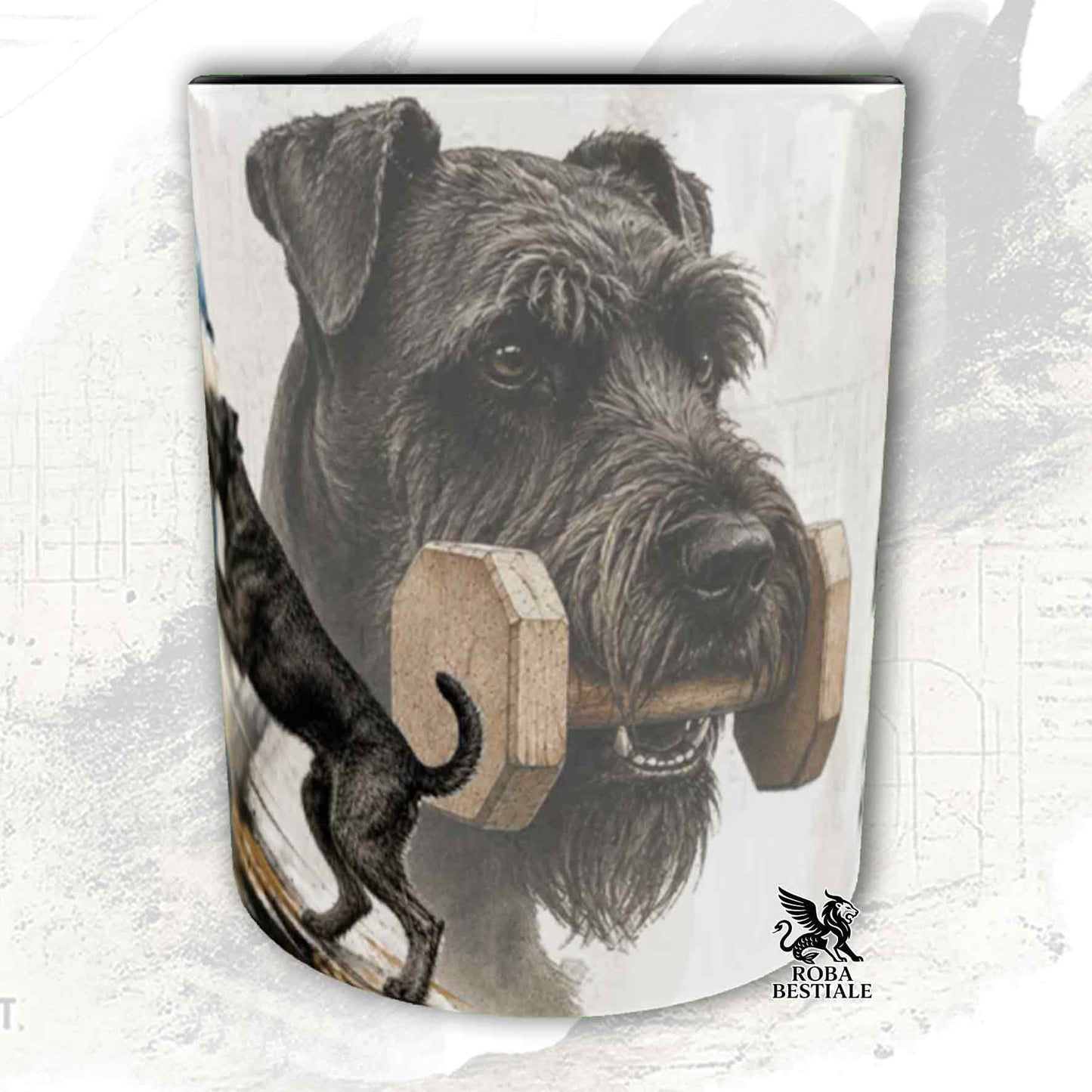 Tazza bianca con dettagli neri stampata una grafica originale di Roba Bestiale con un Riesenschnauzer che fa IGP