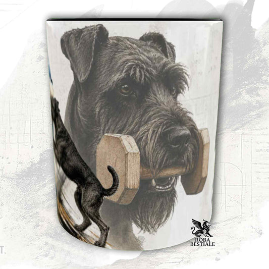 Tazza bianca con dettagli neri stampata una grafica originale di Roba Bestiale con un Riesenschnauzer che fa IGP
