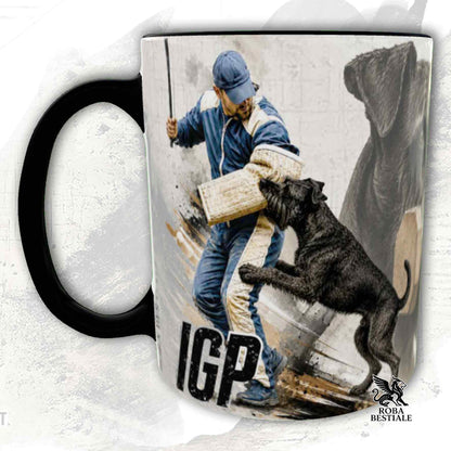 Tazza bianca con dettagli neri stampata una grafica originale di Roba Bestiale con un Riesenschnauzer che fa IGP
