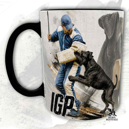 Tazza bianca con dettagli neri stampata una grafica originale di Roba Bestiale con un Riesenschnauzer che fa IGP