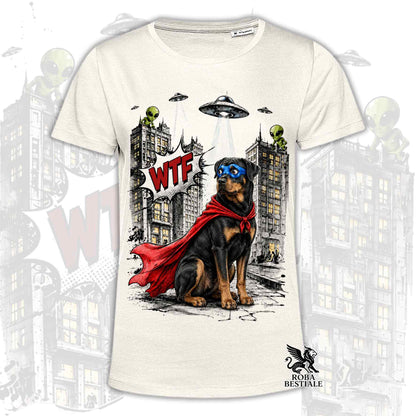 T-shirt beige stampata con un Rottweiler con espressione sorpresa, vestito da Super Eroe. Grafica originale Roba Bestiale, collezione Hero