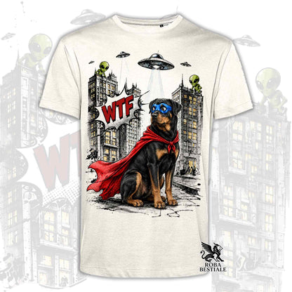 T-shirt beige stampata con un Rottweiler con espressione sorpresa, vestito da Super Eroe. Grafica originale Roba Bestiale, collezione Hero