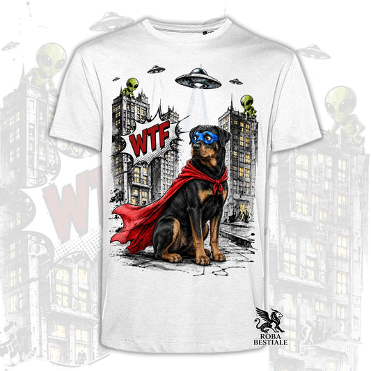 T-shirt bianca stampata con un Rottweiler con espressione sorpresa, vestito da Super Eroe. Grafica originale Roba Bestiale, collezione Hero