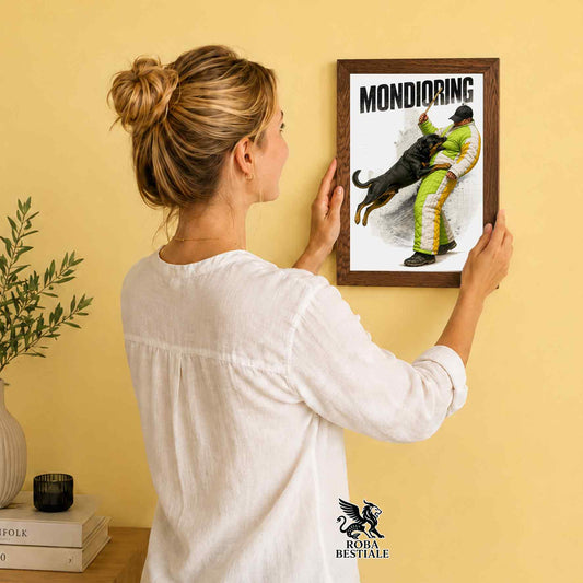 Stampa con cornice in legno con un Rottweiler che pratica Mondioring. Grafica originale Roba Bestiale