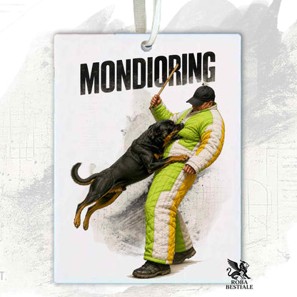 Profumatore in feltro con la stampa di un Rottweiler che pratica Mondioring. Grafica originale Roba Bestiale