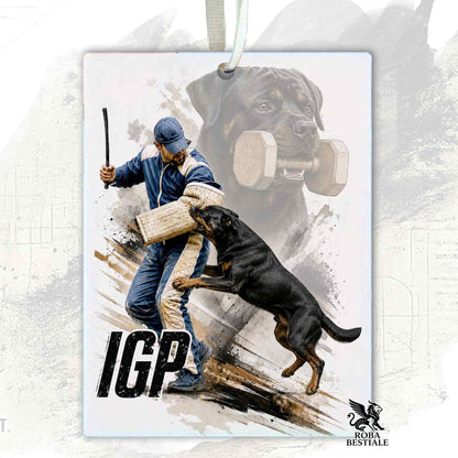 Profumatore in feltro con la stampa di un Rottweiler che pratica IGP. Grafica originale Roba Bestiale