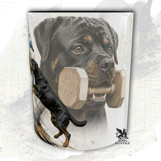Tazza bianca con dettagli neri stampata una grafica originale di Roba Bestiale con un Rottweiler che fa IGP