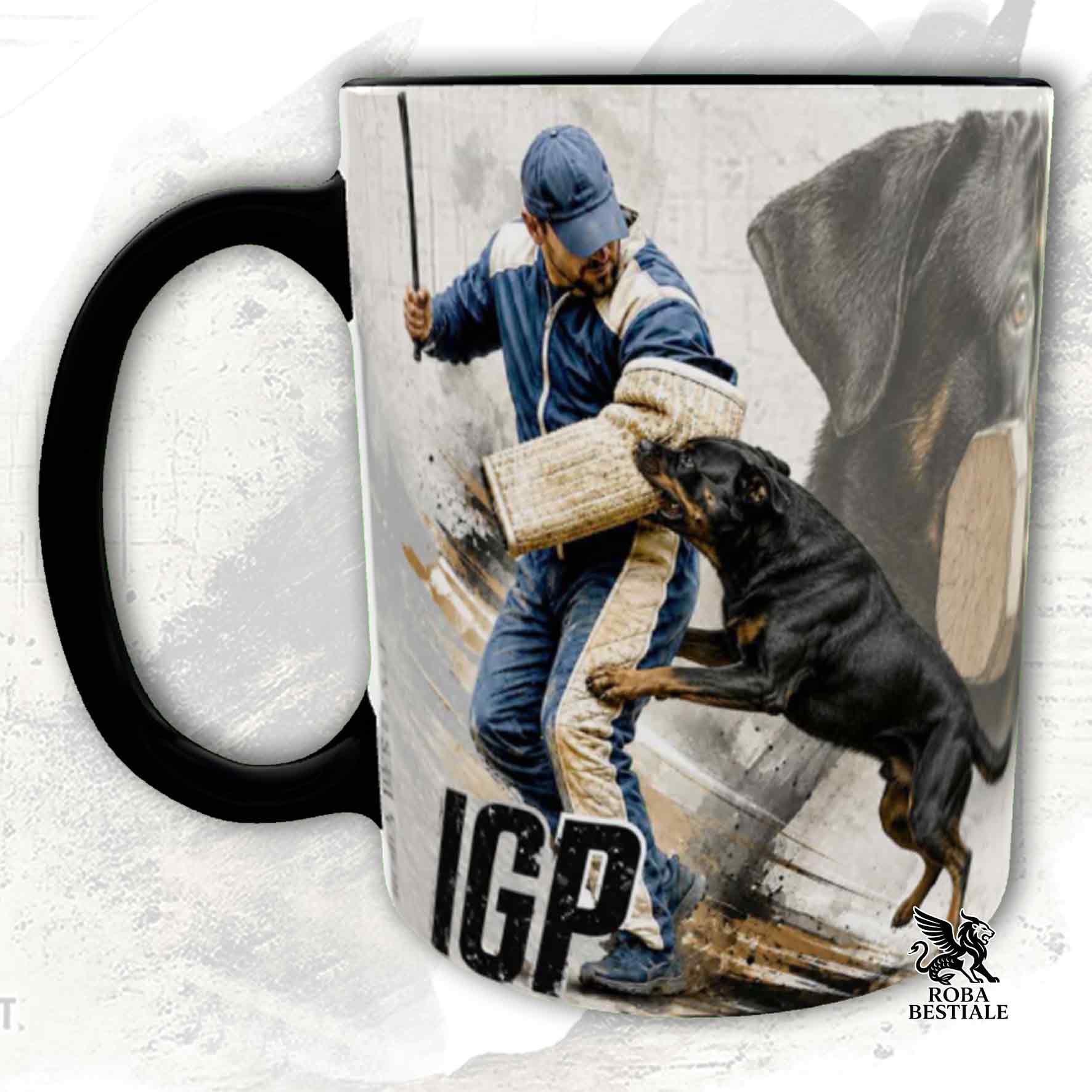 Tazza bianca con dettagli neri stampata una grafica originale di Roba Bestiale con un Rottweiler che fa IGP